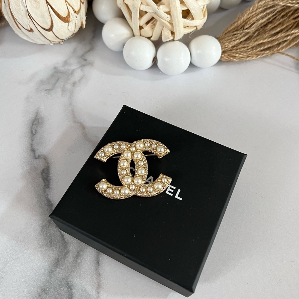 CHANEL 2021 Faux Pearl & Crystal CC Pin Brooch